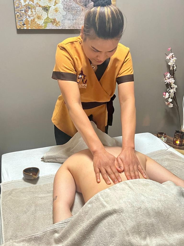 Massage du dos dans le salon de Nicha Massage à Lausanne