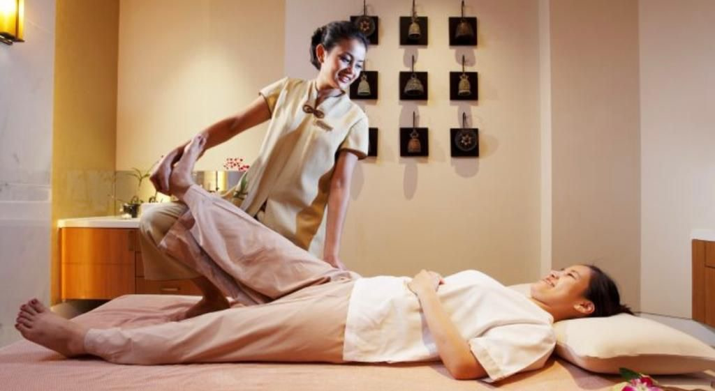 Une masseuse thaï pratique le massage thaï