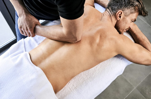 Utilisation du coude pour un massage sportif sur un athlète